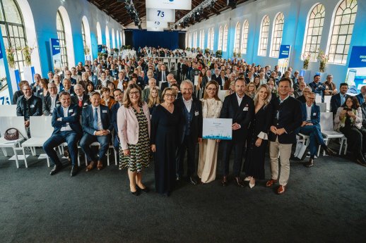Bild 4_Gruppenbild Ehrenuhrkunde_75 Jahre BÜCHL.jpg
