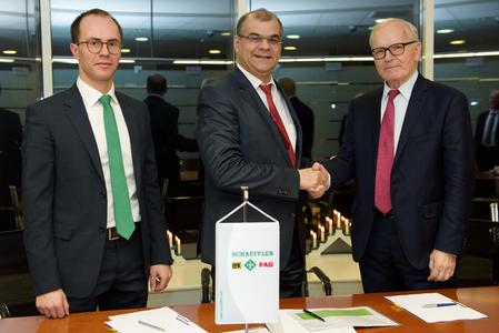 Alexander Parfinovich, CEO von Naco Technologies, Dr. Yashar Musayev, Leiter Kompetenzzentrum Oberflächentechnik bei Schaeffler, und Professor Valery Mitin, Mitgründer von Naco (v.l.n.r.) freuen sich nach Abschluss der Vertragsverhandlungen auf die künftige Zusammenarbeit