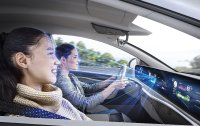 Dank unsichtbar hinter dem Display verbauter Sensorik können wichtige Vitalparameter und weitere für Passagiere sicherheitsrelevante Daten erfasst werden.
