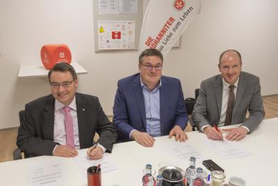 Bild (vor Corona aufgenommen) v.l.n.r: Martin Steinkirchner (Regionalvorstand der Johanniter in Ostbayern), Jens Bögl (Leiter Personalbetreuung der Firmengruppe Max Bögl), Christian Lang (Leiter Ausbildungszentrum)