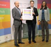 Dr. Helmut Kessler, stv. IHK-Hauptgeschäftsführer (links) mit dem Gewinner des Elevator Pitch BW Regional Cup Heilbronn-Franken Tobias Möß und Oksana Rudt, Projektleiterin der Wettbewerbsreihe 