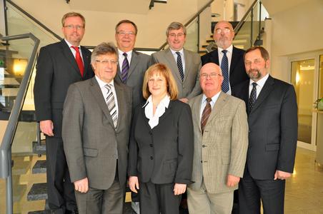 Das wiedergewählte Präsidium der IHK Magdeburg: Vizepräsident Norbert Dierkes, Präsident Klaus Olbricht, Vizepräsident Rolf Lay, Vizepräsidentin Birgit Schaar, Vizepräsident Dr. Jürgen Ude, Vizepräsident Bernd Busse, Vizepräsident Gerhard Bertram, Vizepräsident Adolf Fehse (v.l.n.r.)