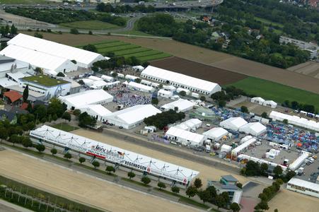 Auf dem Mannheimer Messegelände direkt neben dem Reitstadion wurden von Losberger über 20.000 qm Zelte verbaut, darunter Schlafzelte, Gebetszelte sowie Küchen- und Verpflegungszelte für fast 40.000 muslimische Gäste der „Jalsa Salana“.
