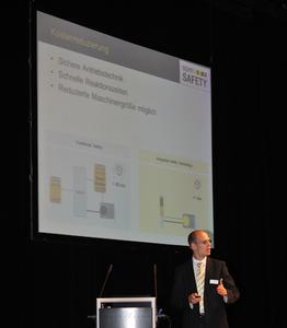 EPSG-Vorsitzender Stefan Schönegger referiert über die Potenziale für Performancesteige-rung und Kostenreduktion von POWERLINK und openSAFETY. Dieses Thema beherrschte die im Oktober und November 2011 erfolgreich durchgeführten European Industrial Ethernet Conferences