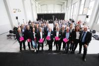 Thomas Schmid (Schenk & Schmid Werkzeugbau, Schwendi), Thomas Stumpp (Sudhoff Werkzeugbau, Laichingen), Roland Pfletschinger (Pfletschinger & Gauch, Plochingen), Stephan Kegelmann (Kegelmann Technik, Rodgau-Jügesheim), Tanja Bosch (Hans-Hermann Bosch, Bad Ditzenbach), Roland Schmid (Segoni, Berlin), Prof. Thomas Garbrecht (Hochschule Esslingen), Ralph Rösing (DMG Mori, Pfronten), Andreas Scheffold (Mast Kunststoffe, Bad Waldsee), Bernd Klötzer (bkl-lasertechnik, Rödental), VDWF-Geschäftsführer Ralf Dürrwächter, Markus Gebhardt (Gebhardt Werkzeug- und Maschinenbau, Baienfurt), VDWF-Vorstand Markus Bay, Hans Bartosch (Bosch Erodiertechnik, Dornstadt), Verbands-Vizepräsident Anton Schweiger, VDWF-Vorstand Barbara Ellinger-Walter und Verbandspräsident Prof. Thomas Seul)