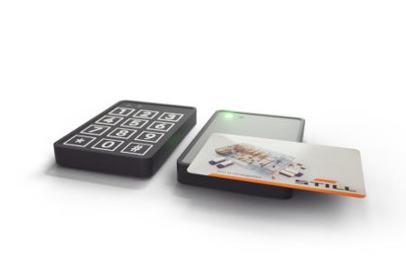 Zugangskontrollsysteme wie der STILL FleetManager 4.x helfen dabei, dass nur befähigte Anwender*innen mit den jeweiligen Rechten ein Fahrzeug bedienen können. Der Zugang wird mittels Datenkarte, Chip oder PIN bestätigt. Zudem lassen außergewöhnliche Fahrzeugerschütterungen erfassen und verschiedene Berichte generieren. Foto: STILL GmbH