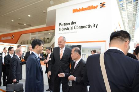 Auf der Hannover Messe 2012 knüpfte Weidmüller Verbindungen mit Kunden und Partnern weltweit / Besonderer Schwerpunkt: das Partnerland China