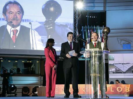 Klaus Fronius bei der Überreichung.jpg