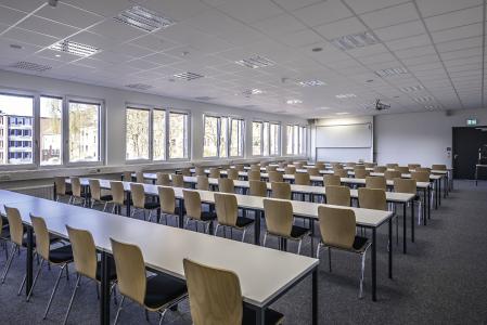 großzügiger und von Licht durchfluteter Seminarraum an der Universität Kiel