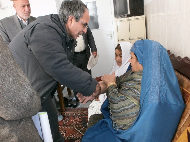Dr. Azim Mosafer untersucht Patienten in Afghanistan. Wenn er nicht vor Ort ist, stellt er Diagn.JPG