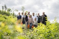Freuen sich über die neuen Setzlinge nach des Hermannsdenkmals (v.l.n.r.): Constantin, Jonathan, Weidmüller Unternehmenssprecherin Sybille Hilker, Verbandsvorsteher Jörg Düning-Gast, Ida, stellv. Bereichsleiter der Unternehmenskommunikation Marc Landermann, Bruno, Leiter des Forstreviers Hiddesen Stefan Schreiber und Leiter der Forstabteilung Hans-Ulrich Braun