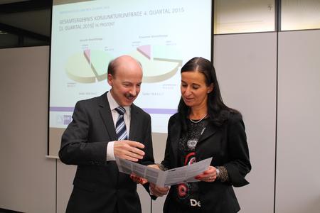 Präsentieren den Wirtschaftslagebericht für das vierte Quartal 2015: IHK-Hauptgeschäftsführerin Elke Döring und Dr. Helmut Kessler, stellvertretender Hauptgeschäftsführer / Foto: Katharina Müller, IHK