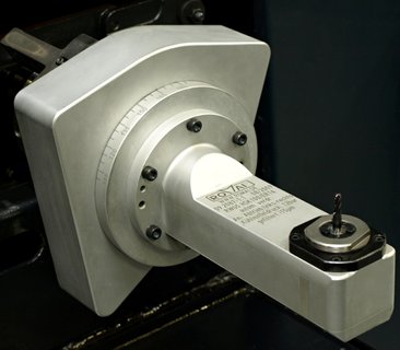 Romai-1004-kühlmittelgesteuerte Winkelköpfe-Bitzer-Bild2:Bei manueller radialer Verstellung des Winkelkopfes mussten die Schrauben gelöst und der Winkel nach der eingezeichneten Skala eingestellt werden. Diesen zeitraubenden Aufwand übernimmt nun der Kühlmitteldruck innerhalb einer Sekunde.