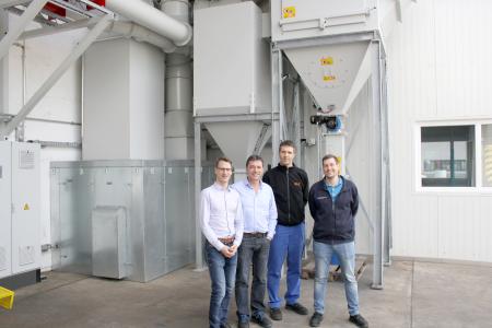 Die neue Trockenabsaugung steht im Freien, wodurch sie keine Produktionsfläche belegt. Den Austausch der Absauganlagen begleiteten Mitarbeiter aus verschiedenen Abteilungen, darunter Projektleiter Holger Herok (links)