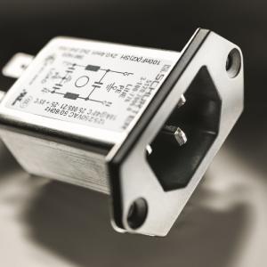 Złacze zasilające z filtrem typu 5120 z plastikowym, płaskim kołnierzem montażowym