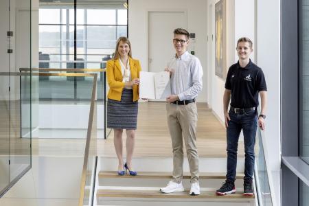 1.) Florian Harslem (Bildmitte), 18-jähriger Abiturient aus Bad Mergentheim, ist der Preisträger des WITTENSTEIN-Stipendiums 2021 – im Bild mit Dr. Anna-Katharina Wittenstein (Vorstand der WITTENSTEIN SE) und Lennart Meurer, DHBW-Student der Elektrotechnik bei der WITTENSTEIN SE / Bilder: WITTENSTEIN SE
