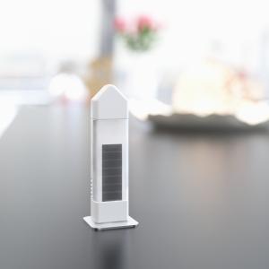 Der neue AFRISO Temperatursensor FTM 20 TF misst Umgebungstemperatur und Luftfeuchtigkeit in Räumen. Dessen Sensordaten werden an eine Schaltzentrale (Gateway) gesendet und können dann z. B. zur direkten Ansteuerung von Raum-Temperaturregelungen oder Heizkörper-Stellantrieben verwendet werden. Der Sensor FTM 20 TF verfügt über einen solarbetriebenen Energiespeicher, der auch einen mehrtägigen Betrieb in völliger Dunkelheit möglich macht, Foto: AFRISO