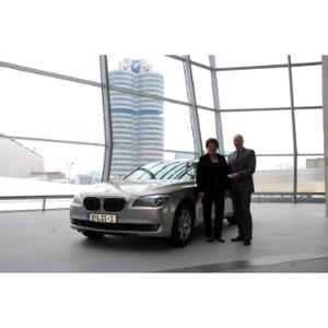 Bayerische Landtagspräsidentin Barbara Stamm bei der Übernahme ihres neuen Dienstwagens BMW 730Ld von Karsten Engel, Leiter Vertrieb Deutschland der BMW Group, am 13.04.2010 in der BMW Welt in München