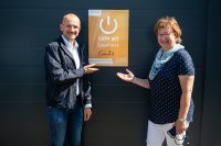 Mit der Inbetriebnahme eines der Hauptknotenpunkte in Crivitz freuen sich Landrat Stefan Sternberg und Bürgermeisterin Britta Brusch-Gamm über einen wichtigen Meilenstein auf der Zielgeraden des Breitbandausbaus im Landkreis Ludwigslust-Parchim.