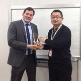 Andreas Fiedler, Geschäftsführer der Würth Elektronik iBE in Shenyang, und Forest Zhang, Qualitätsmanager von KATHREIN Automotive Suzhou, der den Preis überreichte (v. l.) Bildquelle: Würth Elektronik iBE