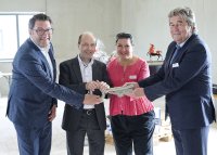 Mit einer feierlichen Zeremonie und Schlüsselübergabe hat die Andreas Maier GmbH & Co. KG (AMF) ihr neues Logistikzentrum eröffnet. (v.li.) Moritz Piske, Piske+Partner, Johannes Maier AMF. Julia Aleemi-Maier, Udo Piske.
