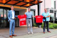 Auch im Jahr 2022 ziert das FingerHaus-Logo die Pre-Match-Shirts der MT Melsungen: FingerHaus-Marketingleiter Lukas Tauschwitz (links), MT-Vorstand Axel Geerken (mitte) und Thomas Ochse (rechts), Verantwortlich für den Bereich Sponsoring bei FingerHaus.