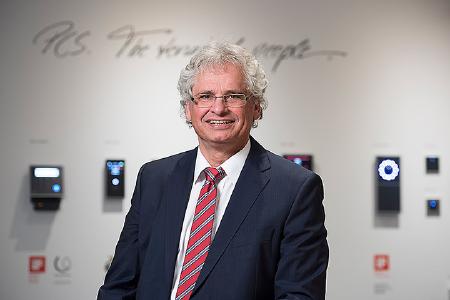 Walter Elsner, Geschäftsführer PCS Systemtechnik GmbH, zeigt sich mit dem Ergebnis zufrieden und erwartet für das nächste Geschäftsjahr ein stabiles Wachstum, vor allem im Dienstleistungsbereich