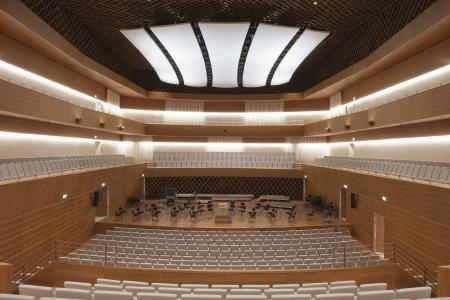 So schön wie ein Öl – so sicher wie ein Lack. HWS-112-Hartwachs-Siegel schützt die Kirschholzoberflächen im Konzertsaal des Bochumer Symphonieorchesters / Bildquelle: Remmers, Löningen/Fabian Linden