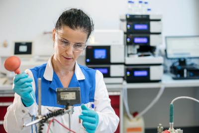 HES wird RENA Additive Manufacturing: Mitarbeiterin entwickelt neue Prozesse im Technology Center in Hirtenberg bei Wien