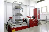 Erdbebensimulation: Im Rittal Prüflabor lassen sich die Auswirkungen von Erdbeben-Schocks und -Vibrationen simulieren. Hier ein TS 8 Schaltschrank mit Erdbebenkit (Quelle: Rittal GmbH & Co. KG)