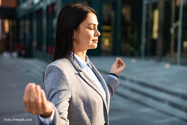 seitenansicht-der-geschaeftsfrau-in-zen-pose-in-der-stadt_600x400-Kopie.jpg