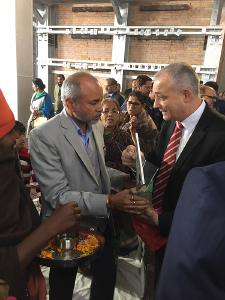 Art made out of glass: Jan Lukassek (re.), Sales Manager Glass at Grenzebach, handed over a glass sculpture to Subhash Tyagi, Chairman at Gold Plus Glass Industry Limited, the Dimeter n° 11