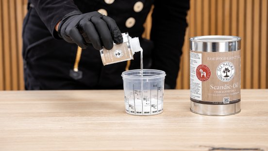 oli-natura-scandic-oil-for-furniture-rohholzeffektoel-eicheOLI-NATURA_Holzseife_Bildercarousel_D.jpg