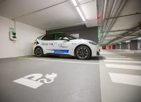 Seit Mitte Dezember können E-Fahrzeuge im Parkhaus Langer Graben Strom tanken. Durch das intelligente System hinter der Ladeinfrastruktur haben alle Ladepunkte eine konstante Ladeleistung. Foto: Stadtwerke Schwäbisch Hall GmbH/Ufuk Arslan