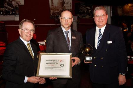 H. Schäfer (mitte), geschäftsführender Gesellschafter der Mail to Print Innovative Briefdistribution GmbH, nimmt die Auszeichnung durch F. Frerich, BVMW (links) und Dr. H. Kreyenberg, BDSR Bund Deutscher Sachverständige Rat (r.), entgegen