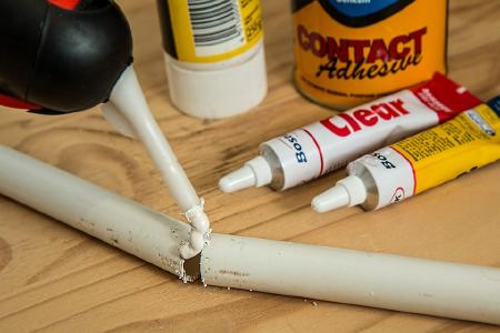 Klebstoffe spielen bei der Reparatur von Gegenständen eine große Rolle