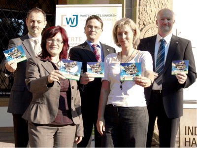 Vorstand und Geschäftsführung des Wirtschaftsjunioren Plauen-Vogtland e.V.:(h. R. v. r.:Frieder Schwab,Schatzmeister; Andreas Huster,Vorsitzender;Udo Gnüchtel,Stellvertreter;v.R.v.r.:Manuela Titz, Öffentlichkeitsarbeit; Sina Krieger, Geschäftsführerin