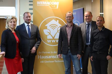 Kerstin Weiss, Landrätin des Landkreises Nordwestmecklenburg, Martin Retzlaff, kaufmännischer Programmleiter des Breitbandausbaus in der WEMAG-Unternehmensgruppe, Dr. Roland Finke, Leiter der Stabsstelle Wirtschaftsförderung, Regionalentwicklung und Planen, Michael Hillmann, Vertriebsleiter der WEMAG, Peter Schimanski, technischer Projektleiter des Breitbandausbaus in der WEMACOM (v.l.n.r.) beim Pressegespräch in Wismar. Foto: Landkreis Nordwestmecklenburg/ Eik Schäfer