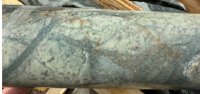 Abbildung 1 – alterierter Diorit mit Pyrit und Chalkopyrit in Gangbildungen und disseminiert, aus AZ25-004 in 135 Metern.