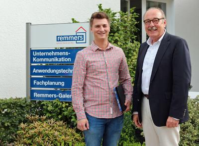 Der Remmers-Auszubildende Maxim Beifuß schloss im Juli 2015 seine Prüfungen zur Fachkraft für Lagerlogistik mit der Bestnote "sehr gut" ab. Bildquelle: Remmers Baustofftechnik, Löningen