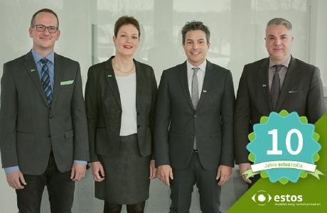 Florian Bock, Geschäftsführer estos GmbH und Mitglied des Verwaltungsrates für die estos Italia SRL, Hille Vogel, Bereichsleiterin Kunden und Märkte estos GmbH und Geschäftsführerin estos Italia SRL, Alessandro Parisi, Geschäftsführer estos Italia SRL und Christoph Lösch, Geschäftsführer estos GmbH freuen sich über zehn Jahre estos in Italien