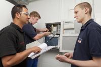 Die duale Ausbildung zum Elektroniker bietet beste Zukunftsperspektiven. Foto: amh-online.de