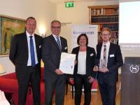 Der erstmals vergebene Bissantz Partner Award geht an die STAR COOPERATION. Im Bild: Michael Nordhausen (Vertriebsleiter bei Bissantz), Wolfgang Schulz (Senior Consultant Business Intelligence bei der STAR COOPERATION), Irene Schröder (Leiterin Partner-Management bei Bissantz) und Jan Schlechter (Junior Consultant bei der STAR COOPERATION)