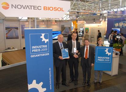 Oliver Schwartz (Bildmitte rechts), Leiter Unternehmenskommunikation der Huber Verlag fuer Neue Medien GmbH, gratuliert Dipl.-Ing. Martin Selig (Bildmitte links), Vorstandsvorsitzender (CEO) und Hans-Gerd Fischer, Vorstandsmitglied der NOVATEC BIOSOL AG