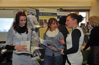 Die Studentinnen Franziska Dose (li.) und Sarah Smolinski lassen sich von Birgit Ferner (re.) über die Weiterbildungsangebote der IHK-Bildungsakademie (IBA) informieren (Quelle: IHK Magdeburg)
