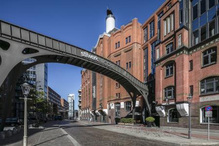 Unter dem Motto „Icons of Colour & Design – Wandfarben und Möbel mit Kultcharakter“ präsentieren CAPAROL ICONS und stilwerk ein gemeinsames Ausstellungskonzept. Auftakt der Roadshow ist am 19. April 2018 im stilwerk am Hamburger Fischmarkt (Copyright: stilwerk)