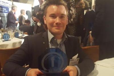 Marius Nickolai, C.O.O. der m2m Germany GmbH mit dem Award der funkschau Leserwahl :