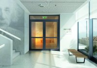 Die Brandschutztür Schüco FireStop ADS 90 FR 30 bietet eine verbesserte Einbruchhemmung bis RC2. Билд: Schüco International KG