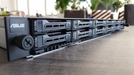 Neu im centron Rechenzentrum: Leistungsstarke Server mit AMD EPYC Prozessoren der zweiten Generation