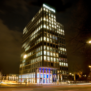 Bei Dunkelheit wird der Philips Tower in der Hansestadt Hamburg zum Leuchtturm.Fotos: Caparol Farben Lacke Bautenschutz/Wolfgang Franz